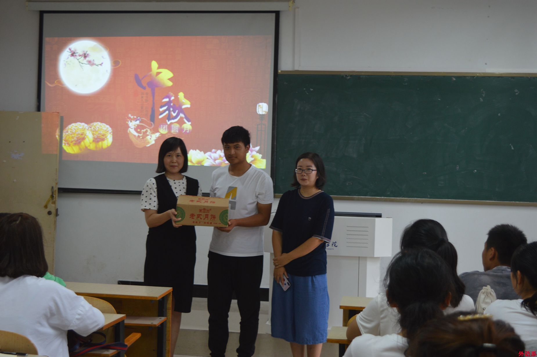 ok138cn太阳集团529中秋节慰问2019级新生