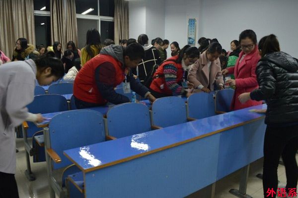 外国语志愿服务队开展“课桌大清扫”活动