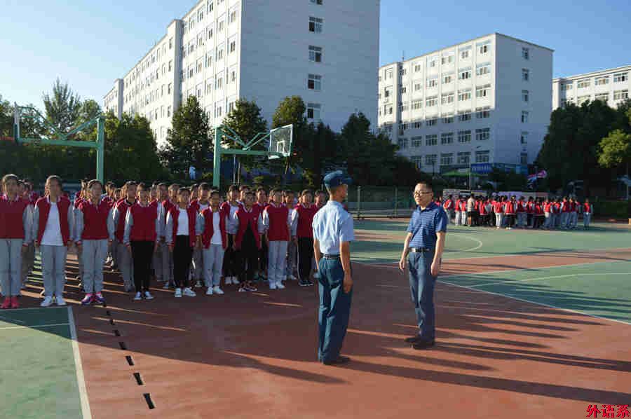 ok138cn太阳集团529罗德喜院长看望2017级军训新生