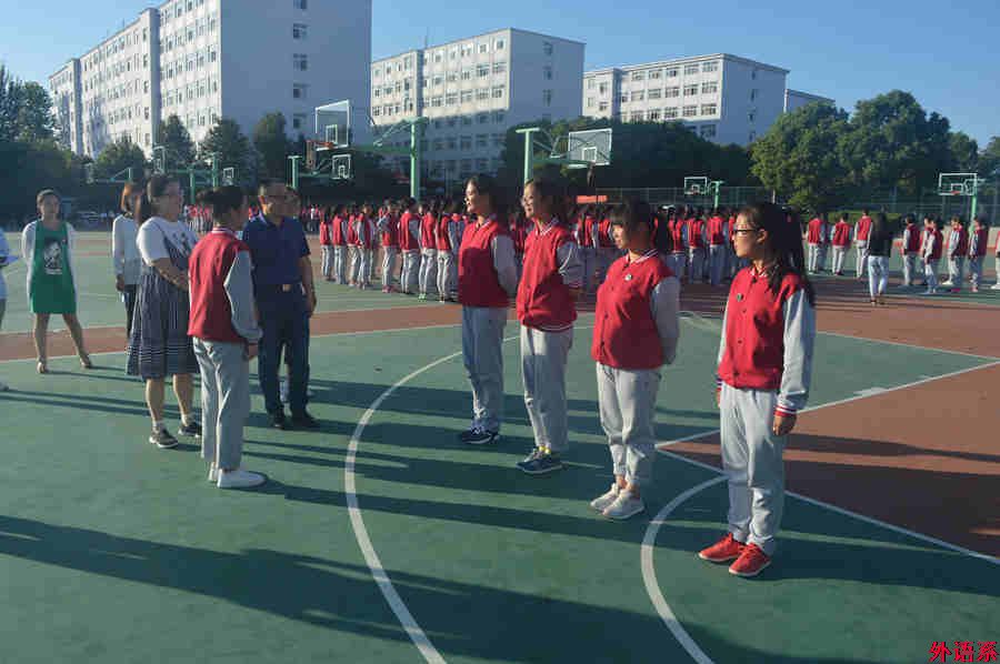 ok138cn太阳集团529罗德喜院长看望2017级军训新生