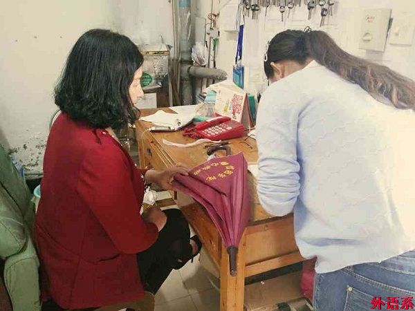 “雨天送你回家，诚信送我回架”：外语系爱心救助协会举办爱心伞活动