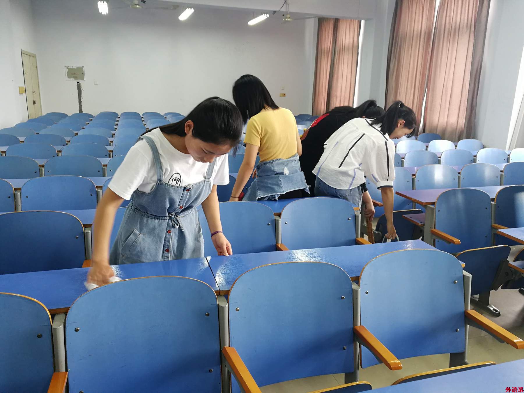 ok138cn太阳集团529开展“增辉党旗，争当先锋”志愿清扫活动