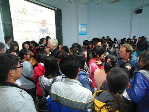 外语系开展“激情无限外语角”口语课堂活动