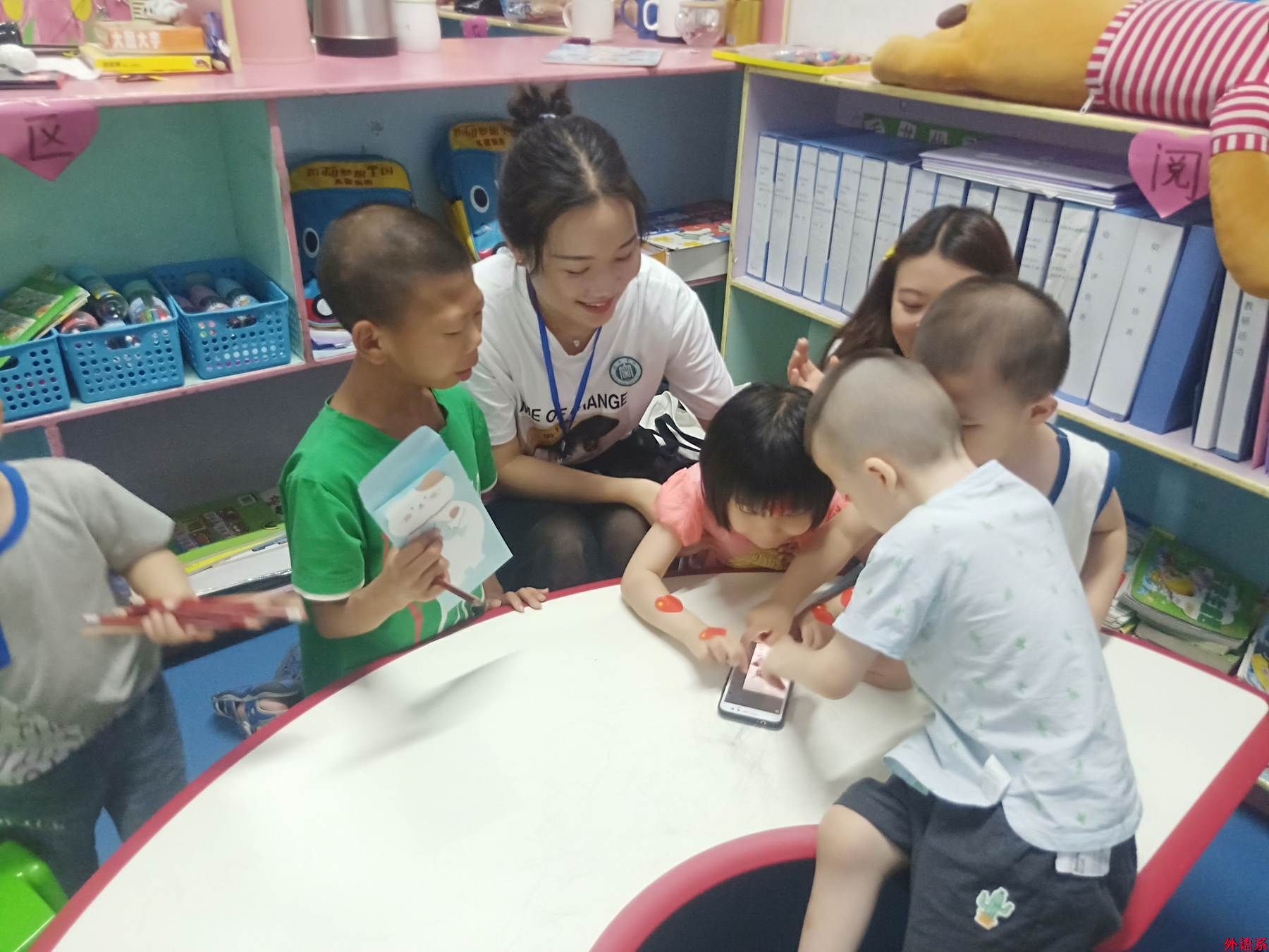 ok138cn太阳集团529暑期“三下乡”：“彩虹人生，助力未来”专项行动团走进信阳儿童福利院