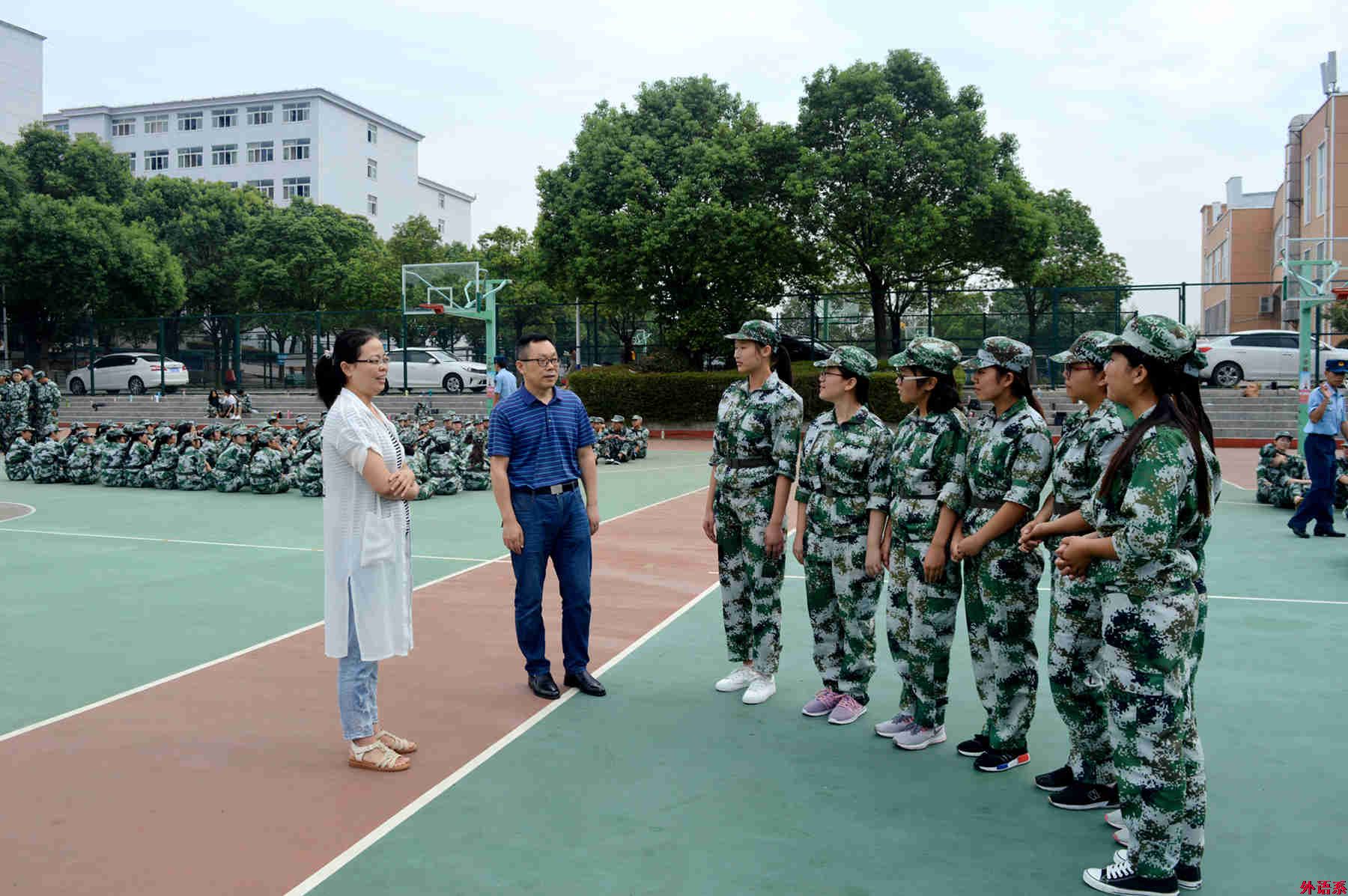 ok138cn太阳集团529看望2018级军训师生