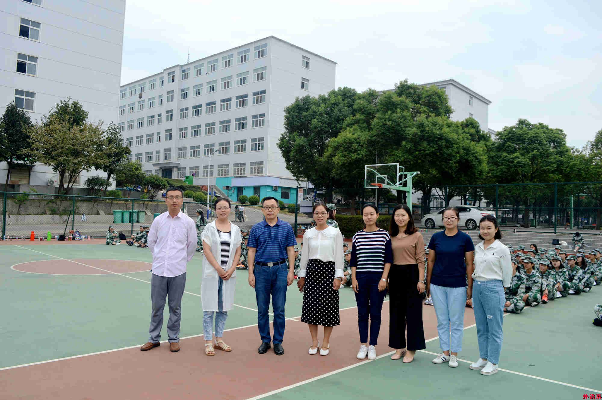 ok138cn太阳集团529看望2018级军训师生