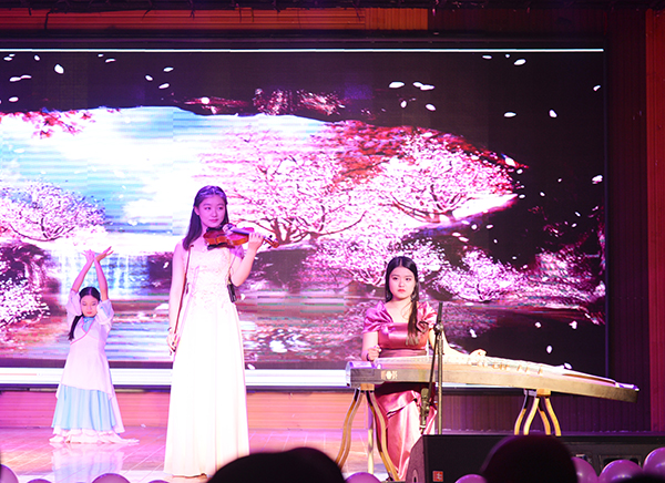 ok138cn太阳集团529举办“East or west,home is the best” 2018新年盛典