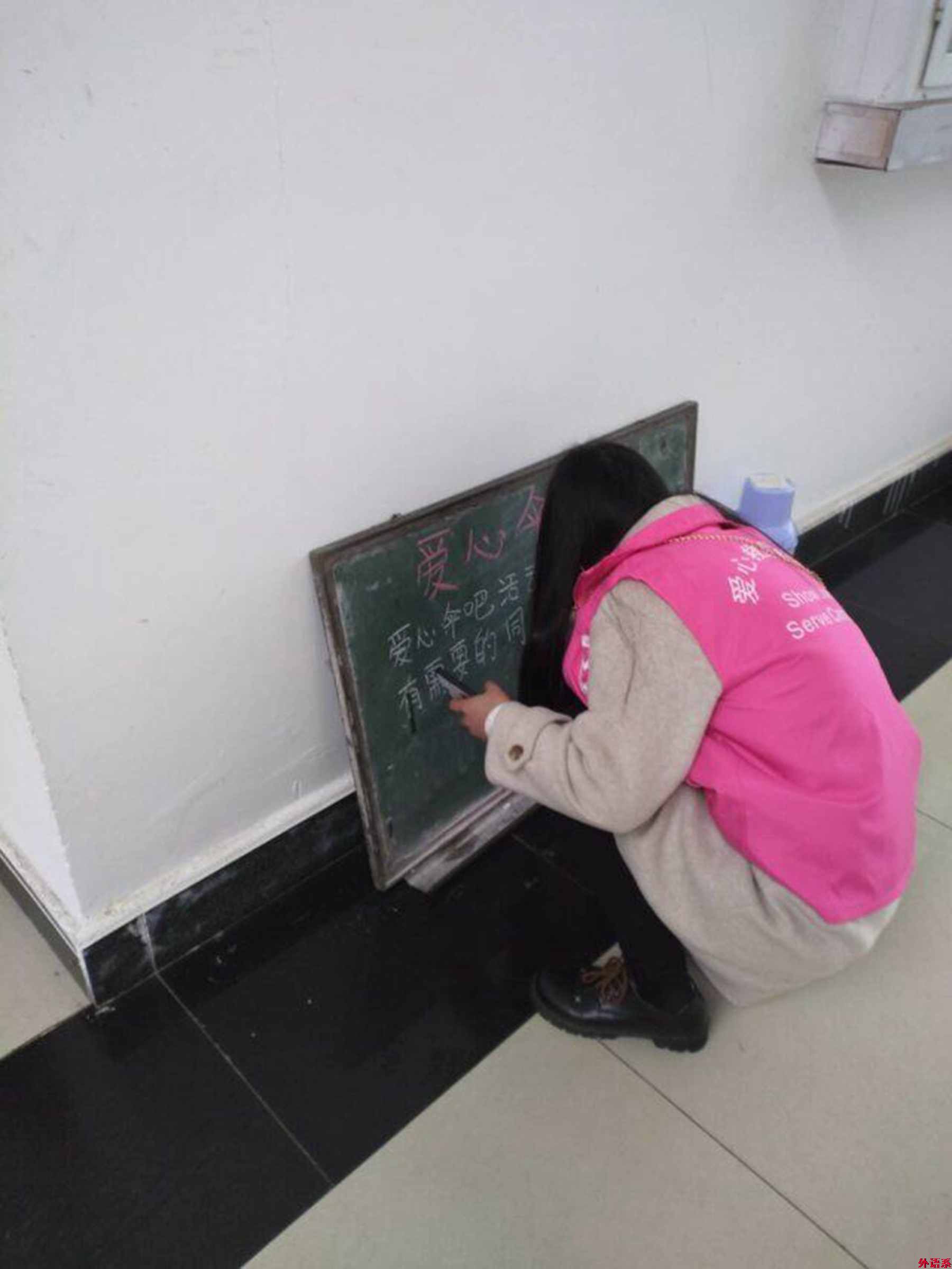 ok138cn太阳集团529爱心救助协会开展“诚信爱心伞，温暖你我他”志愿活动