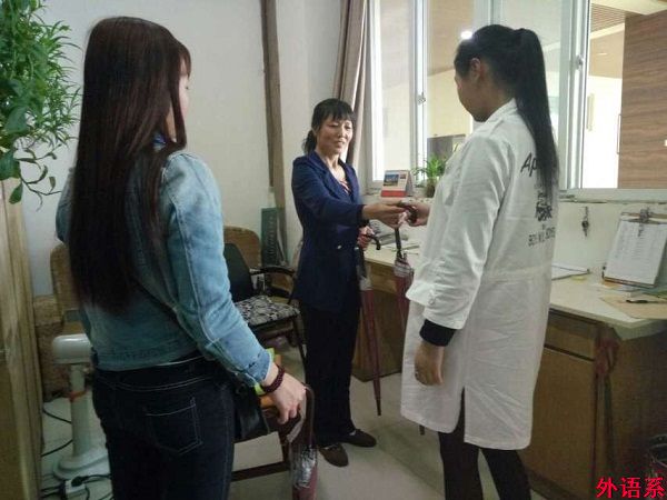 “雨天送你回家，诚信送我回架”：外语系爱心救助协会举办爱心伞活动