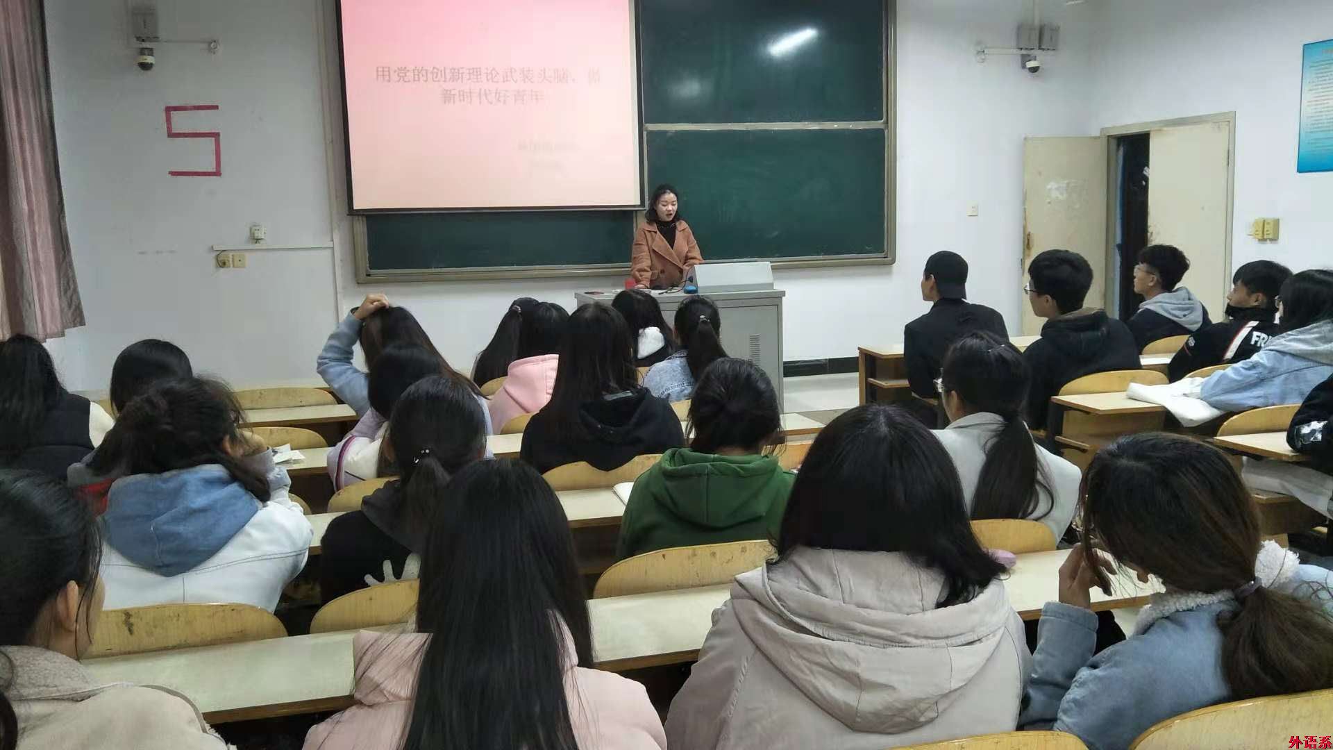 “党的创新理论万场宣讲进基层”——用党的创新理论武装头脑，做新时代好青年