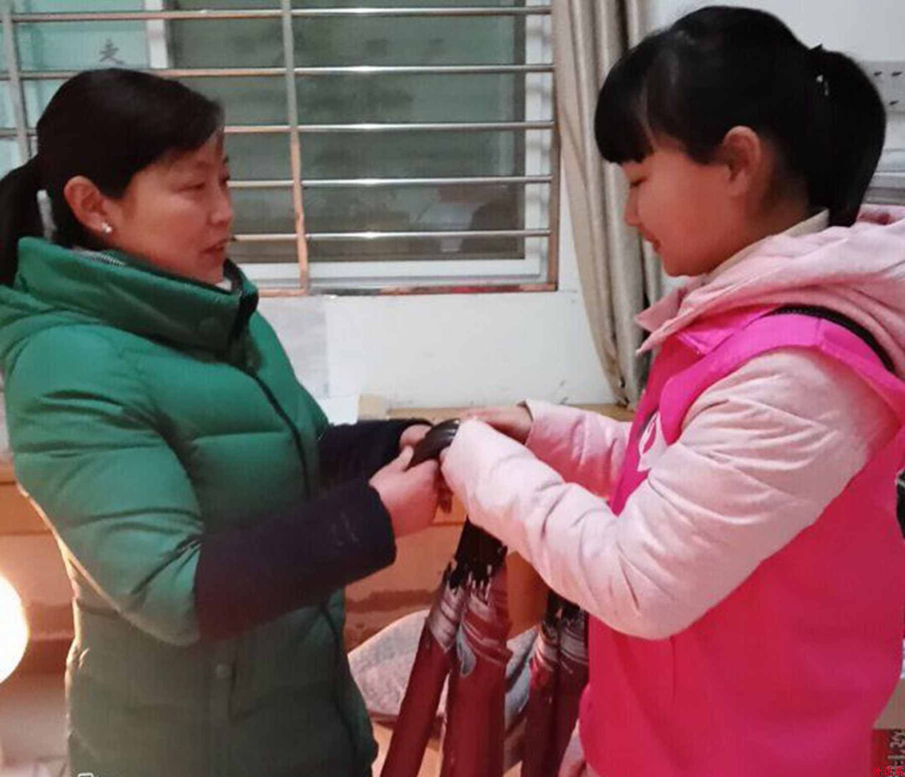 ok138cn太阳集团529爱心救助协会开展“诚信爱心伞，温暖你我他”志愿活动