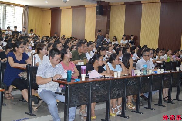 上海外国语大学博士生导师周敏教授到我院讲学