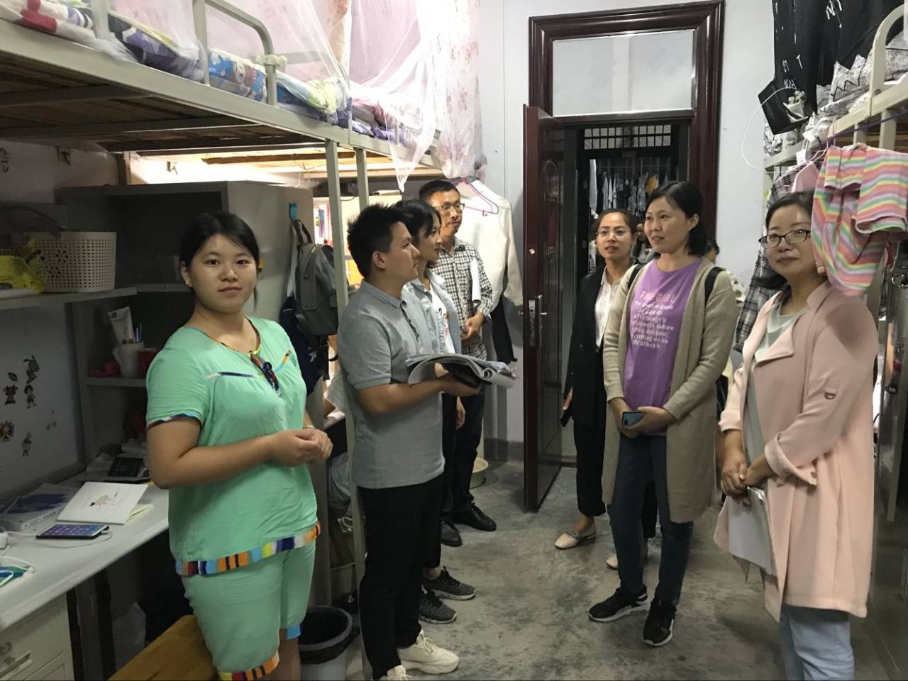 说明: C:\Users\梁书荣\Desktop\外国语行政\宣传处\外国语新闻\20190926 学生宿舍检查\集体合照.jpg