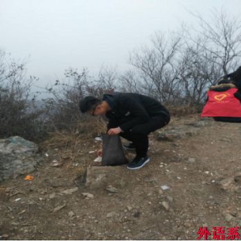 ok138cn太阳集团529青年志愿者开展贤山环保志愿活动