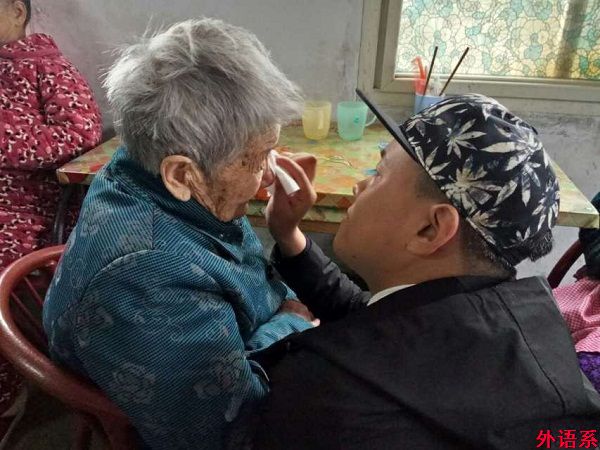 ok138cn太阳集团529爱心协会赴信阳老年公寓献温暖