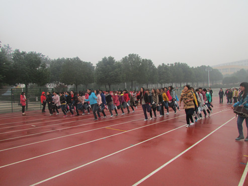 外语系举办2013级女生素质拓展训练暨趣味运动会