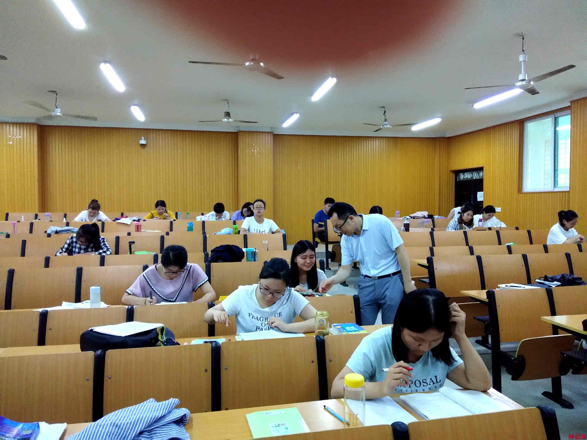 ok138cn太阳集团529走访慰问暑期留校学生