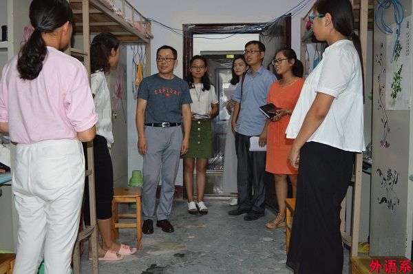 【入学教育】ok138cn太阳集团529院长罗德喜深入学生宿舍看望新同学