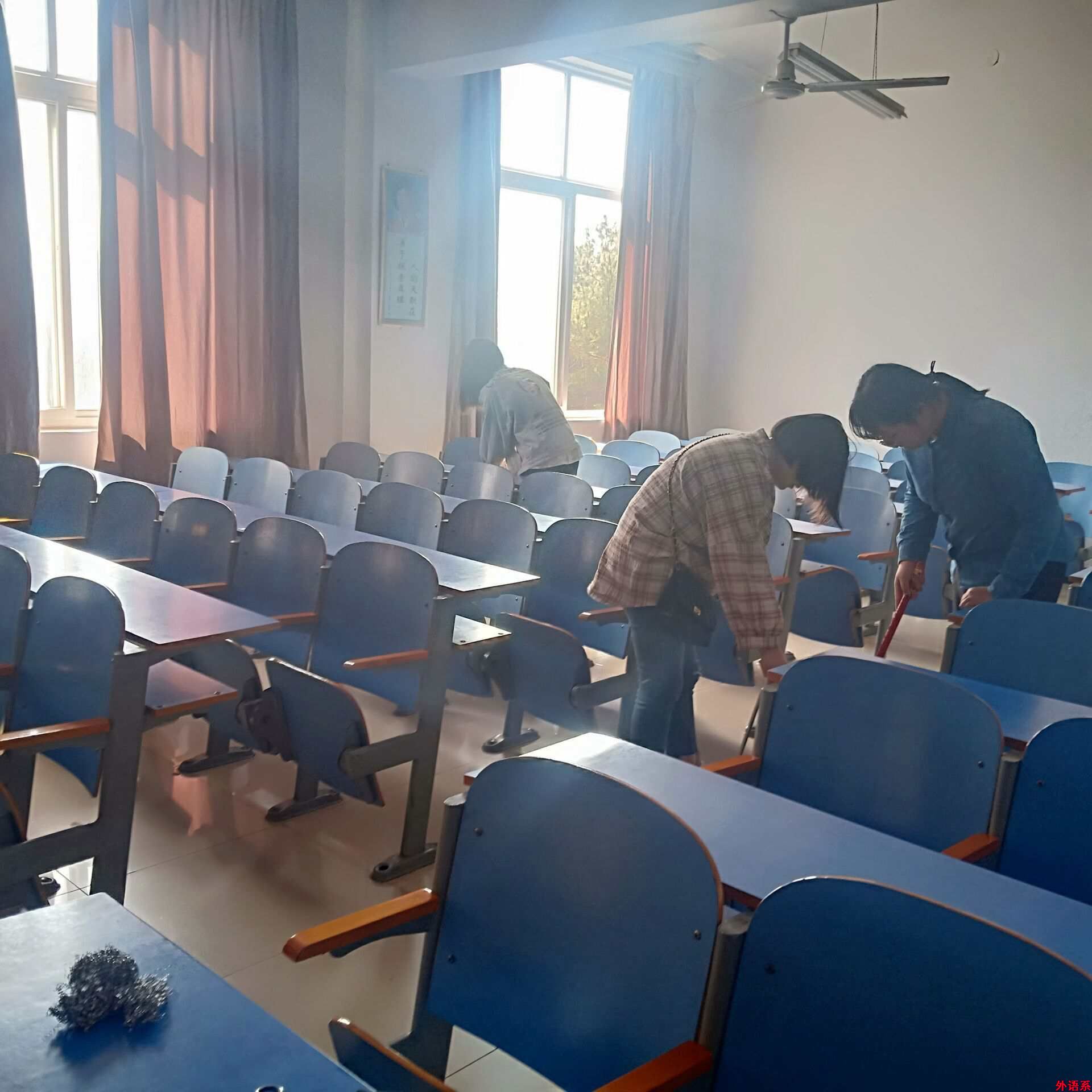 ok138cn太阳集团529开展 “清洁教室 美化课堂”志愿服务活动