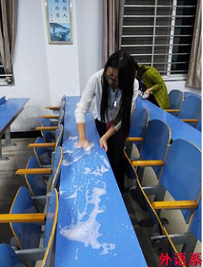 【团校系列三】ok138cn太阳集团529志愿者服务队进行“课桌大作战”主题志愿者活动