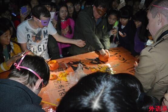 外语系举行万圣节英语角活动