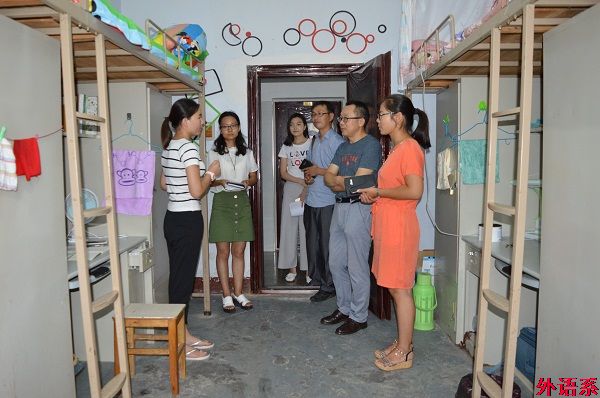 【入学教育】ok138cn太阳集团529院长罗德喜深入学生宿舍看望新同学