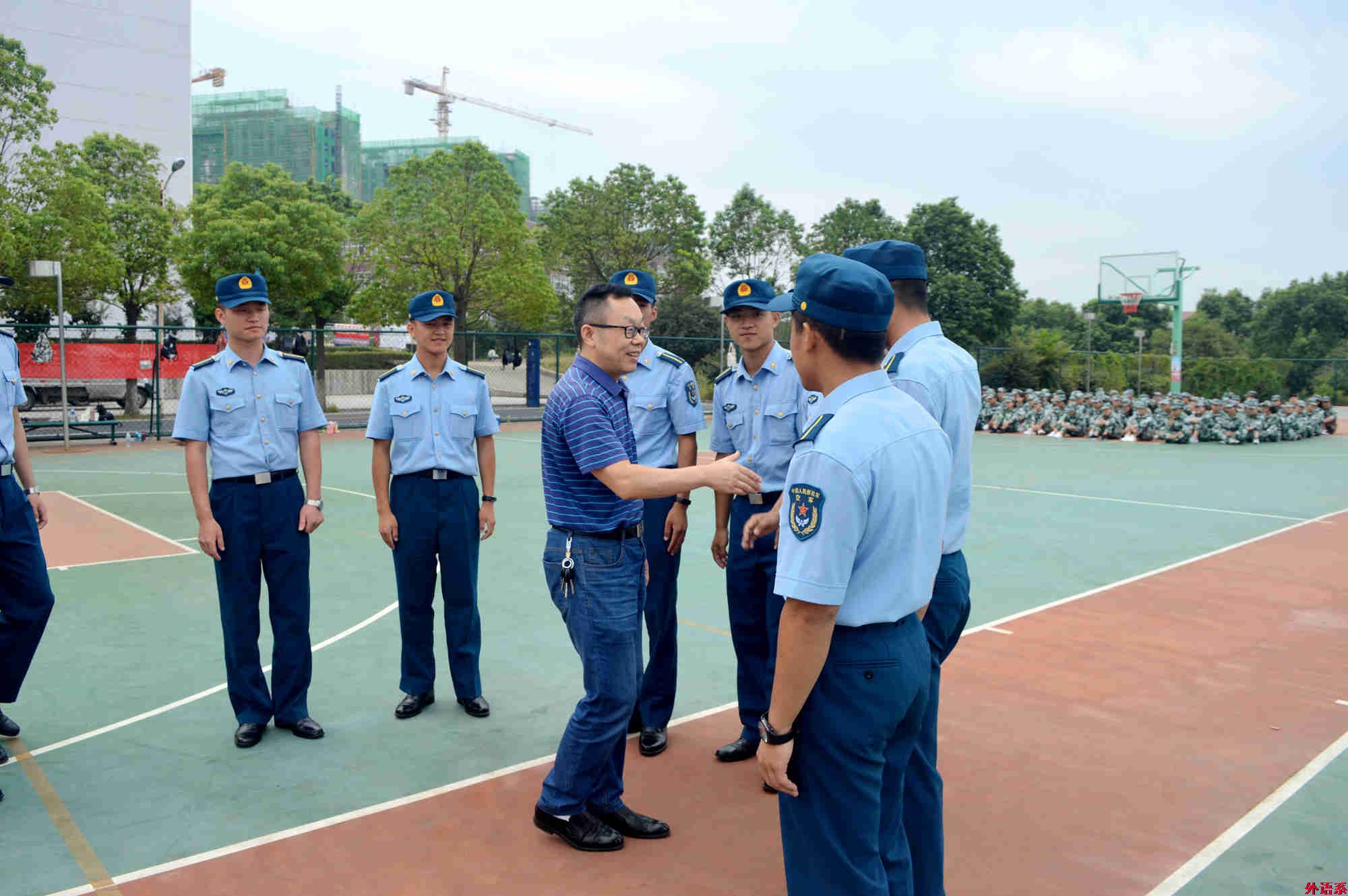 ok138cn太阳集团529看望2018级军训师生